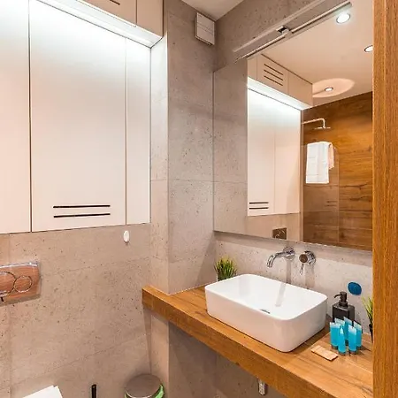 公寓 Modlnica Wierzbowa Cosy By Bookinghost *